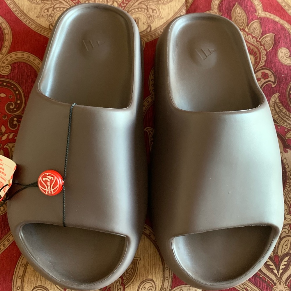 Yeezy slides size 6